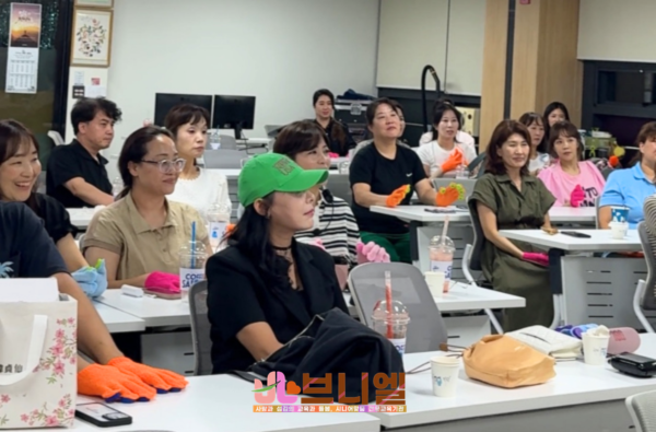 음악에 맞춰 손동작 따라 하기
