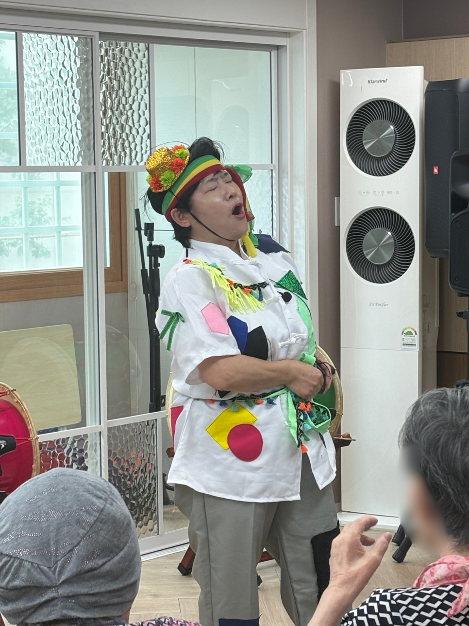 흥과 웃음을 나누는 공연 현장